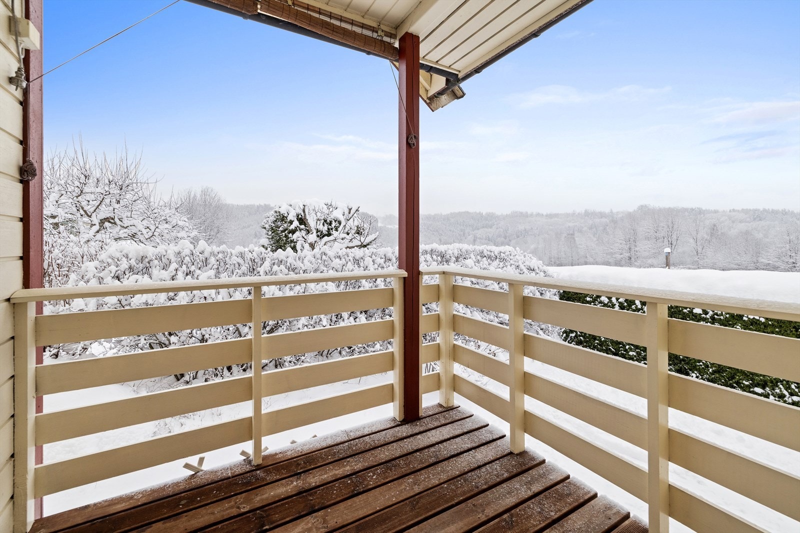 Fra stuen er det utgang til en overbygget veranda. Galleribilde