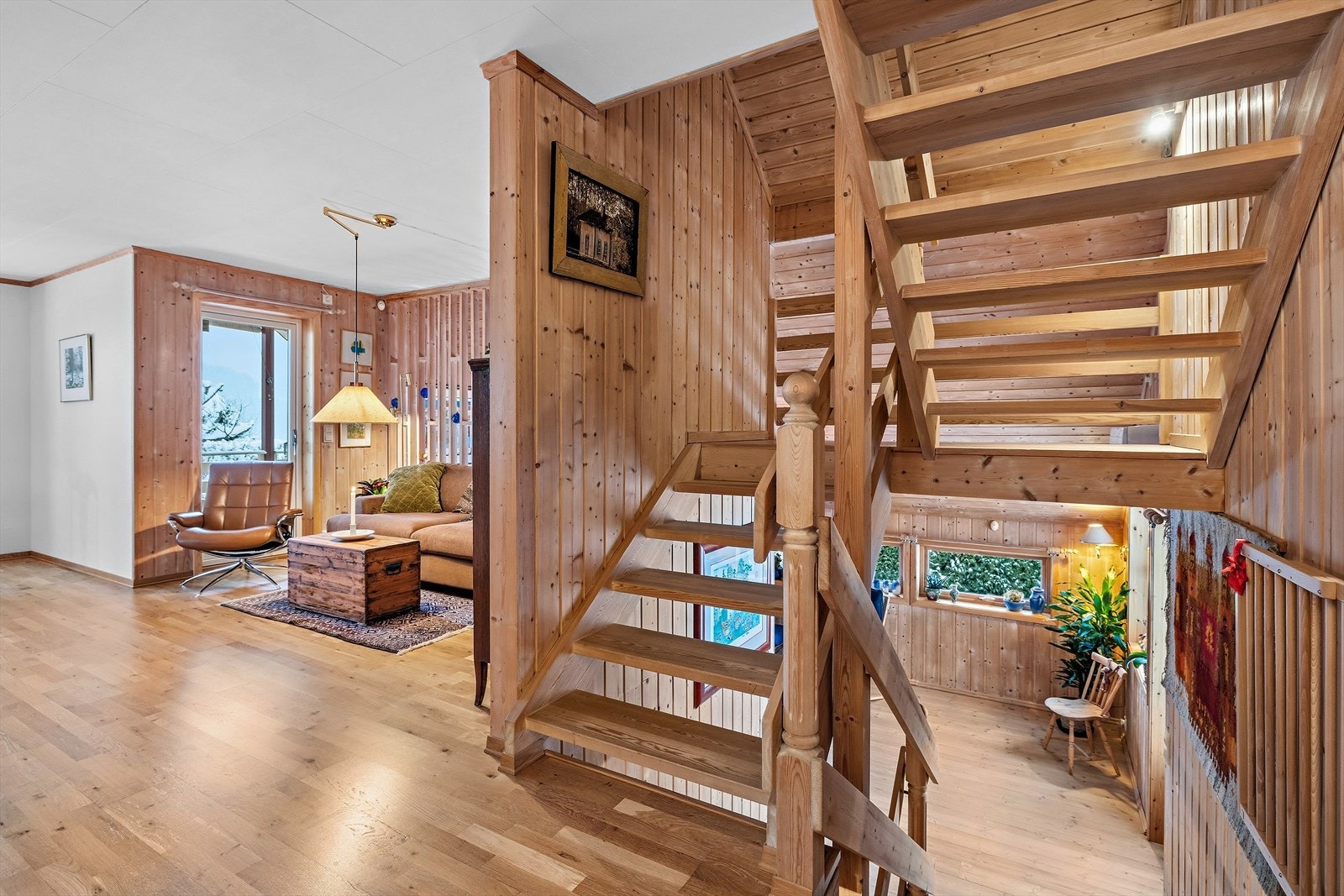 Trappen i heltre binder boligens tre etasjer sammen. La oss ta turen opp. Galleribilde