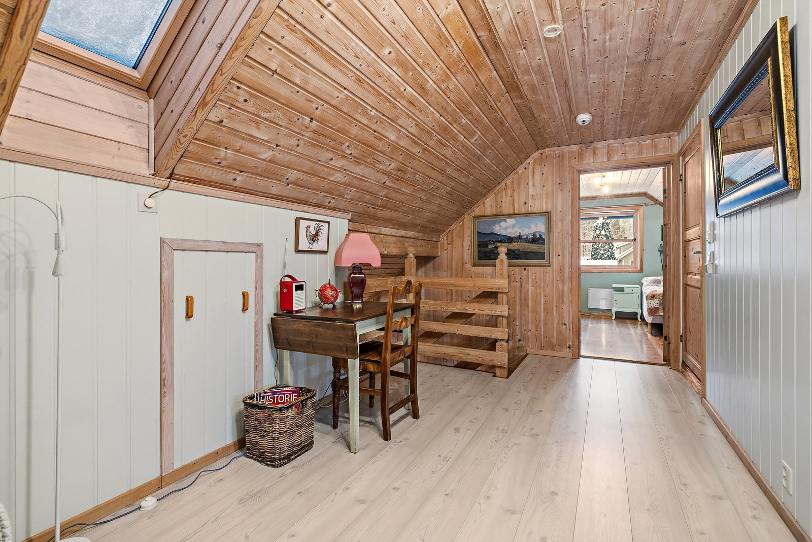 Loftsgangen gir tilgang til etasjens øvrige rom og har ekstra lagringsplass i kott. Galleribilde