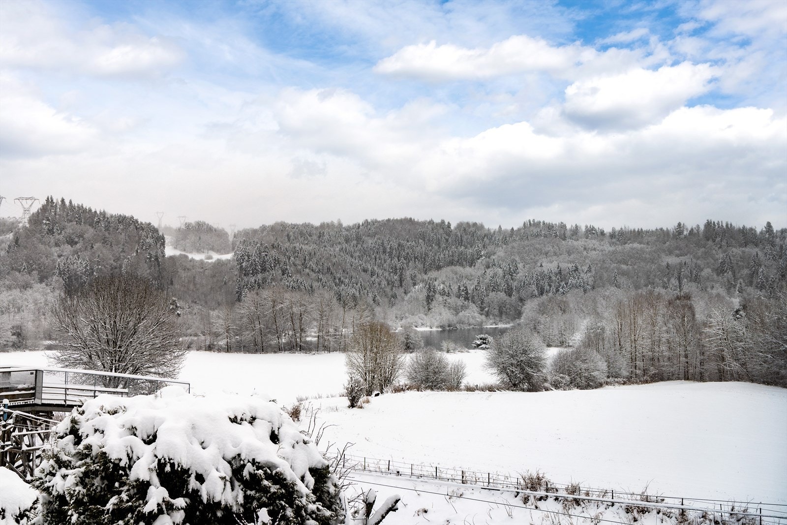 Fra eiendommen er det utsikt mot Hovsenga og omkringliggende landskap. Galleribilde