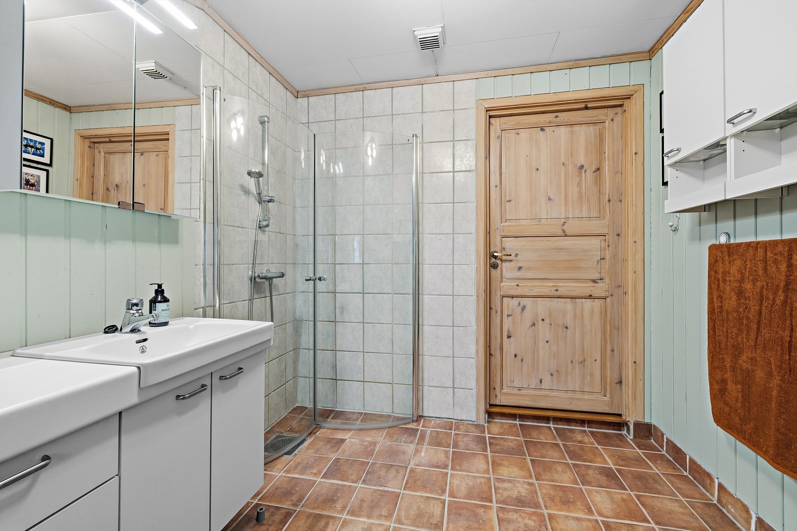 Også i andre etasje er det et fullverdig bad med dusj, toalett og servant. Galleribilde