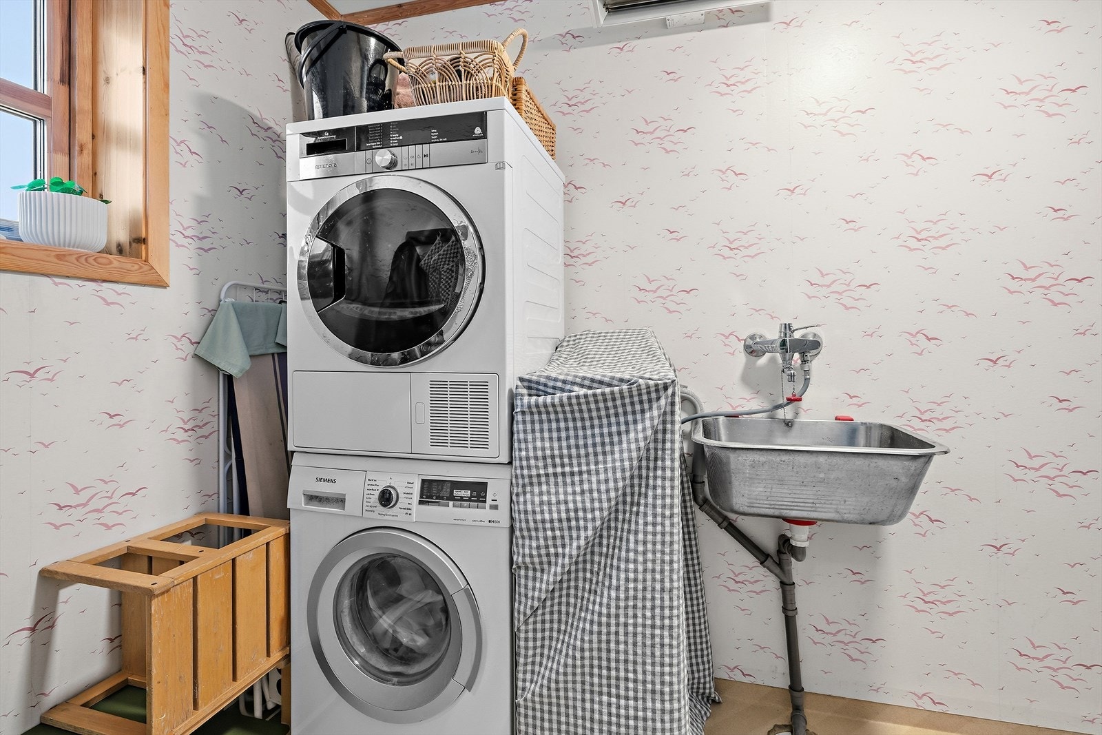 Separat og praktisk vaskerom med utslagsvask og opplegg for vaskesøyle. Galleribilde