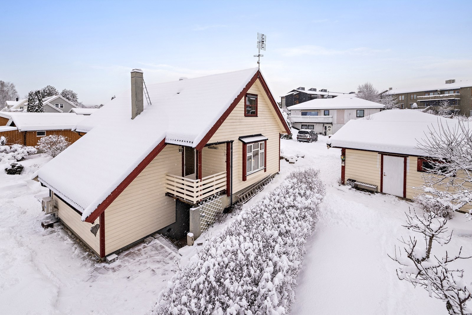 En innholdsrik enebolig med dobbelgarasje. Galleribilde