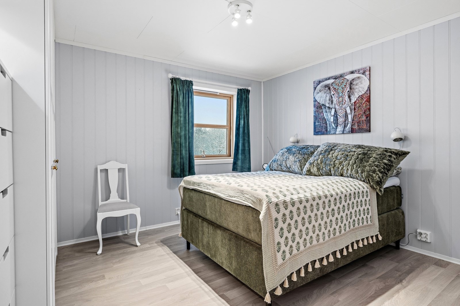 Hovedetasjen inneholder et romslig soverom med plass til dobbeltseng og garderobeløsning. Galleribilde