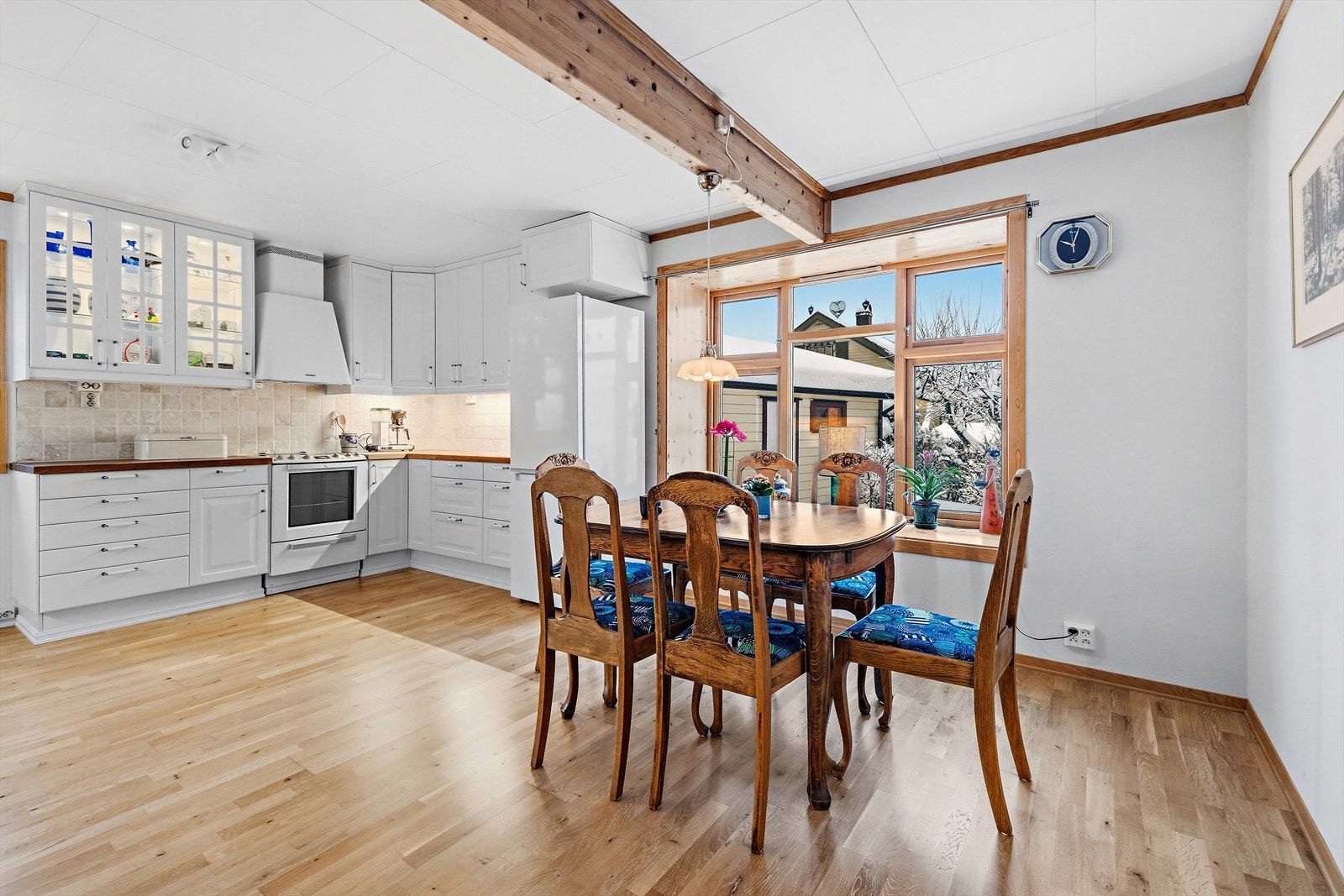 Kjøkkenet har god plass til spisegruppe for hyggelige måltider. Galleribilde