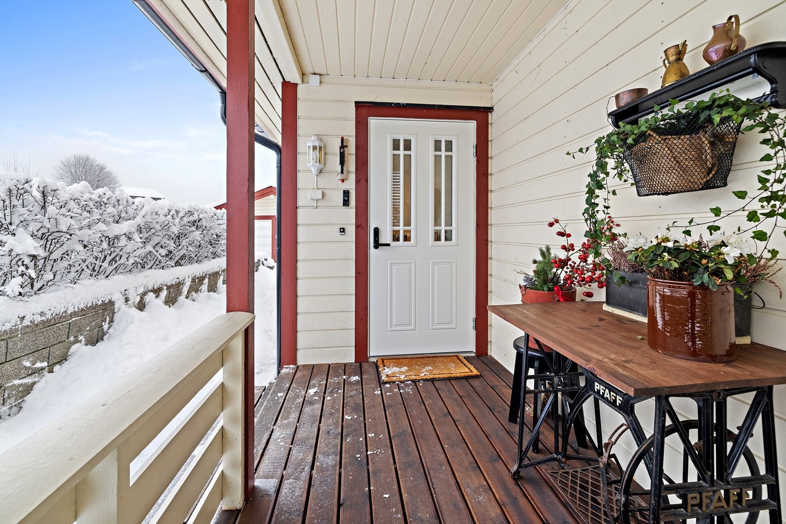 Et overbygget inngangsparti fører deg tørrskodd inn i boligen. Galleribilde