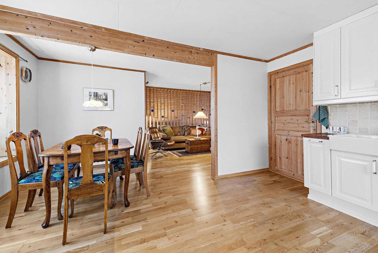 Åpen løsning mellom kjøkken og stue skaper en sosial og luftig atmosfære. Galleribilde