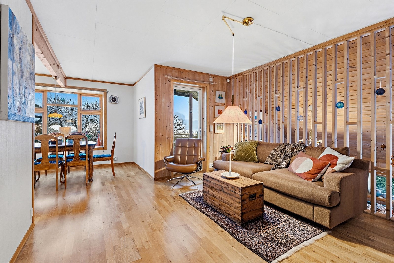 Stuen i hovedetasjen med utgang til veranda. Galleribilde