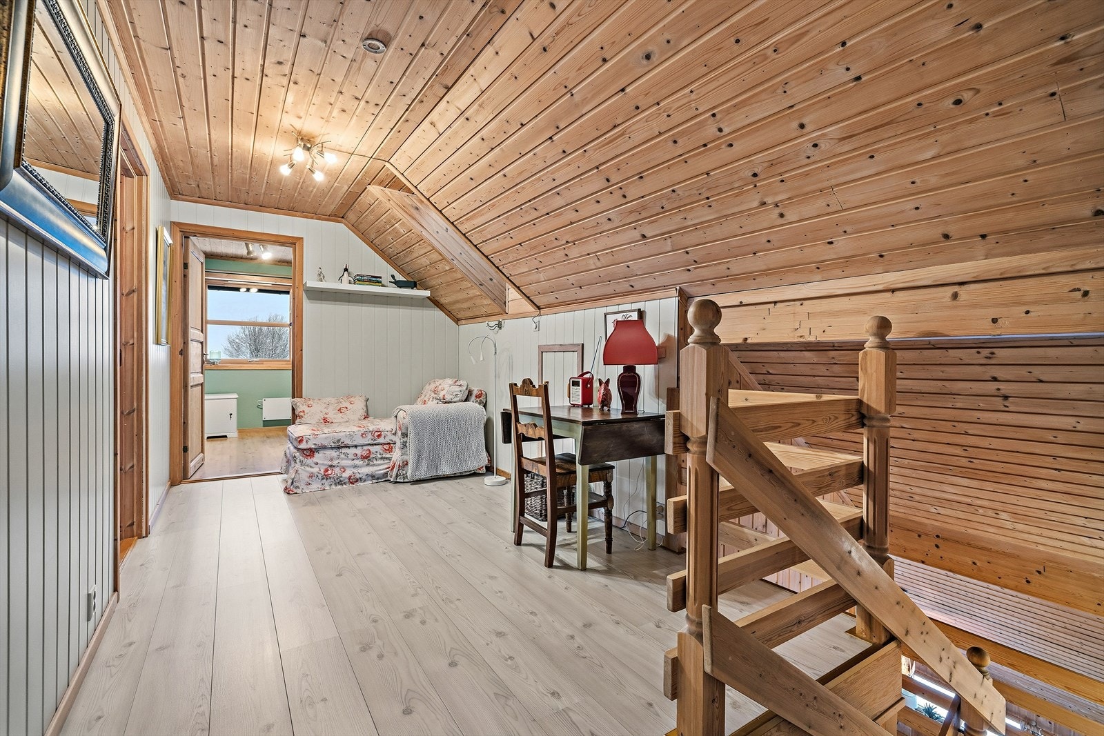 I andre etasje møtes du av en lys loftsgang som kan møbleres. Galleribilde