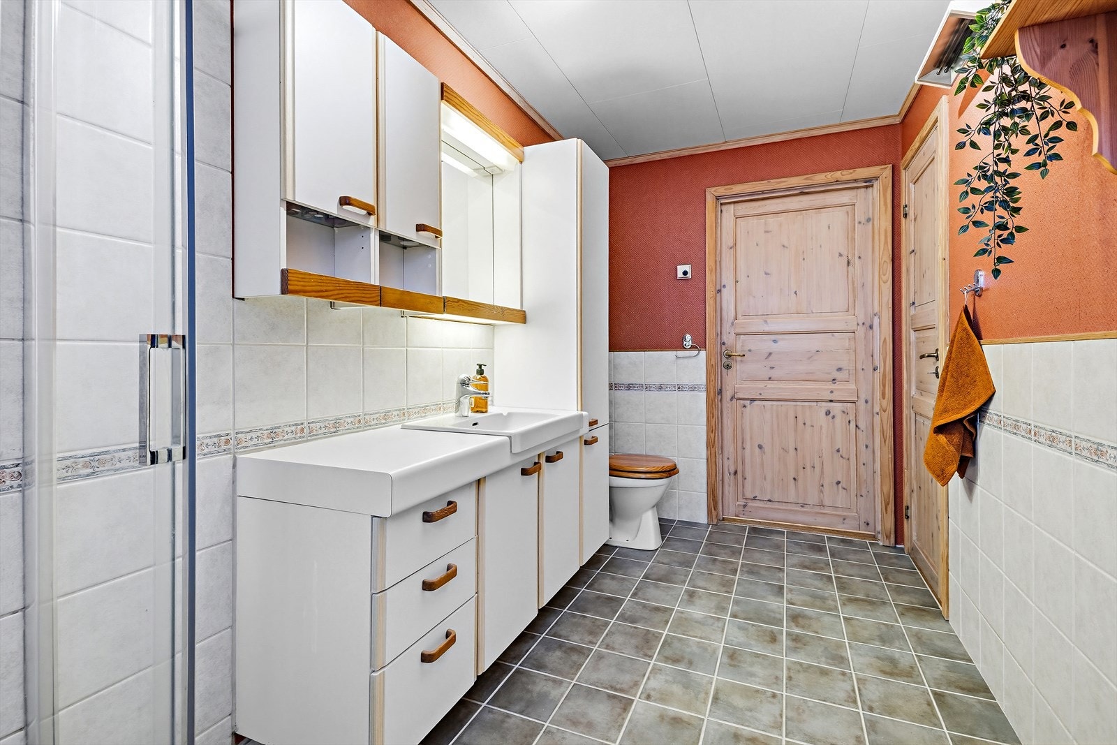 Badet i første etasje er utstyrt med servantinnredning, toalett og dusjhjørne. Galleribilde