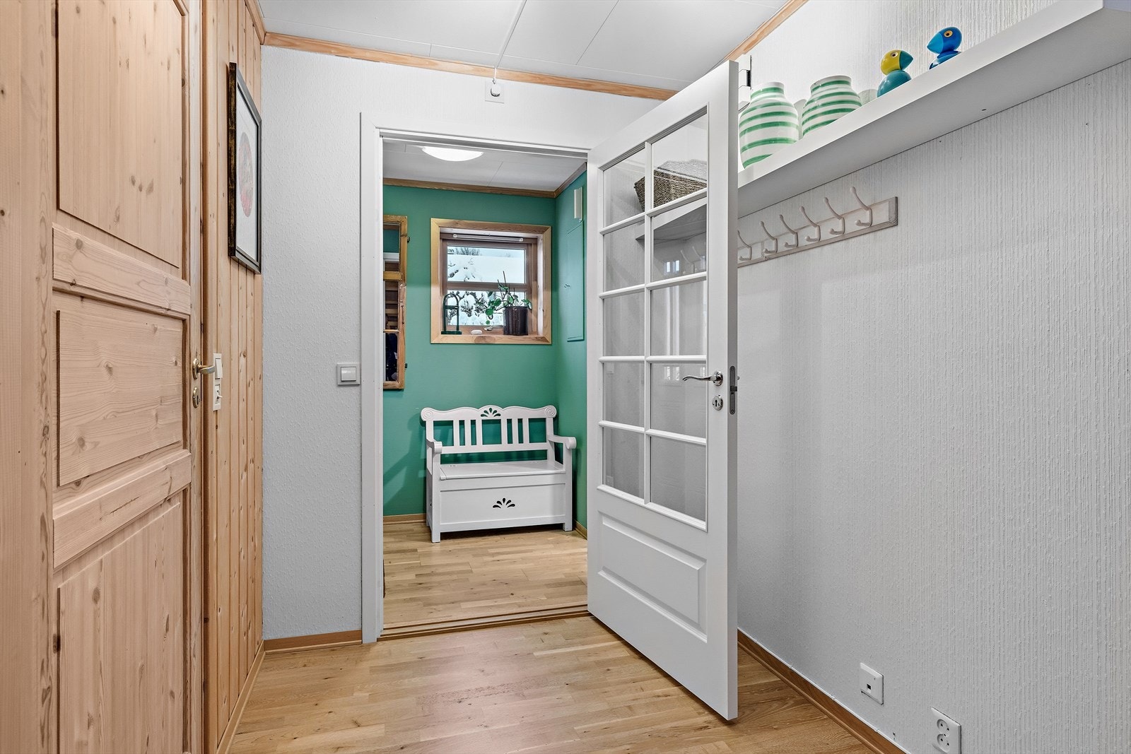 Fra entreen kommer du videre inn i en gang med god garderobeplass. Galleribilde