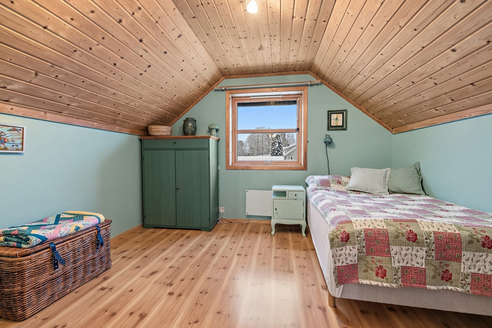 Rommet er lyst og har god plass til både seng og skrivepult eller kommode. Galleribilde