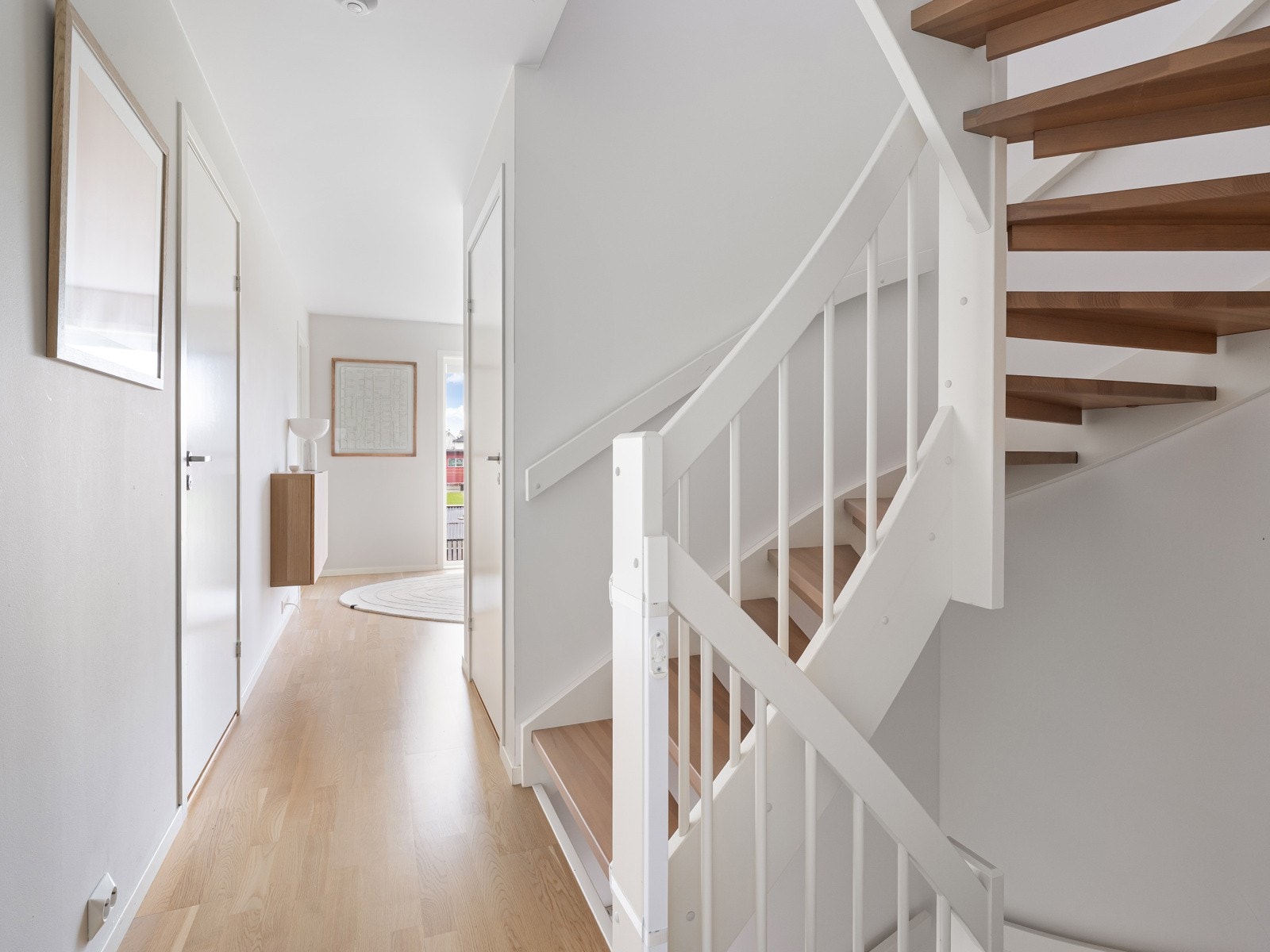 Rekkehus fra 2017 med gjennomgående god standard. Galleribilde