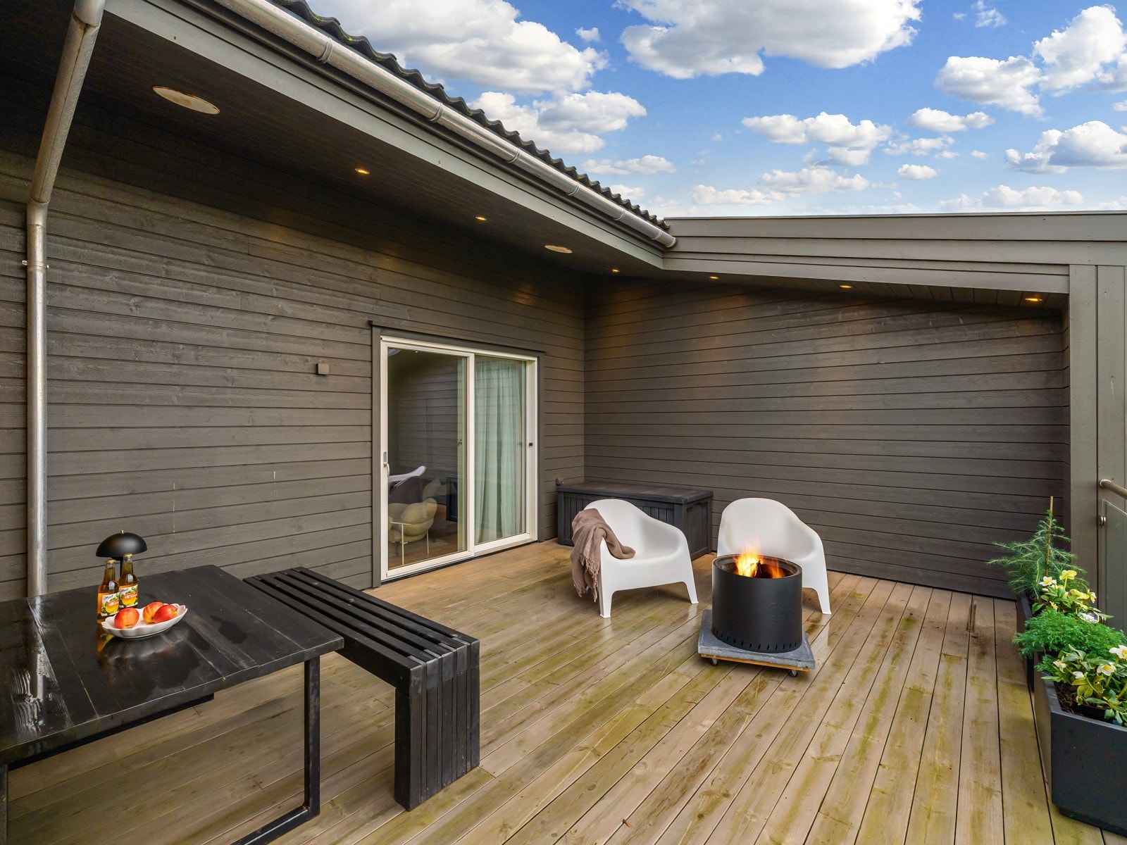 På sommerstid blir terrassen som en forlengelse av stuen. Galleribilde