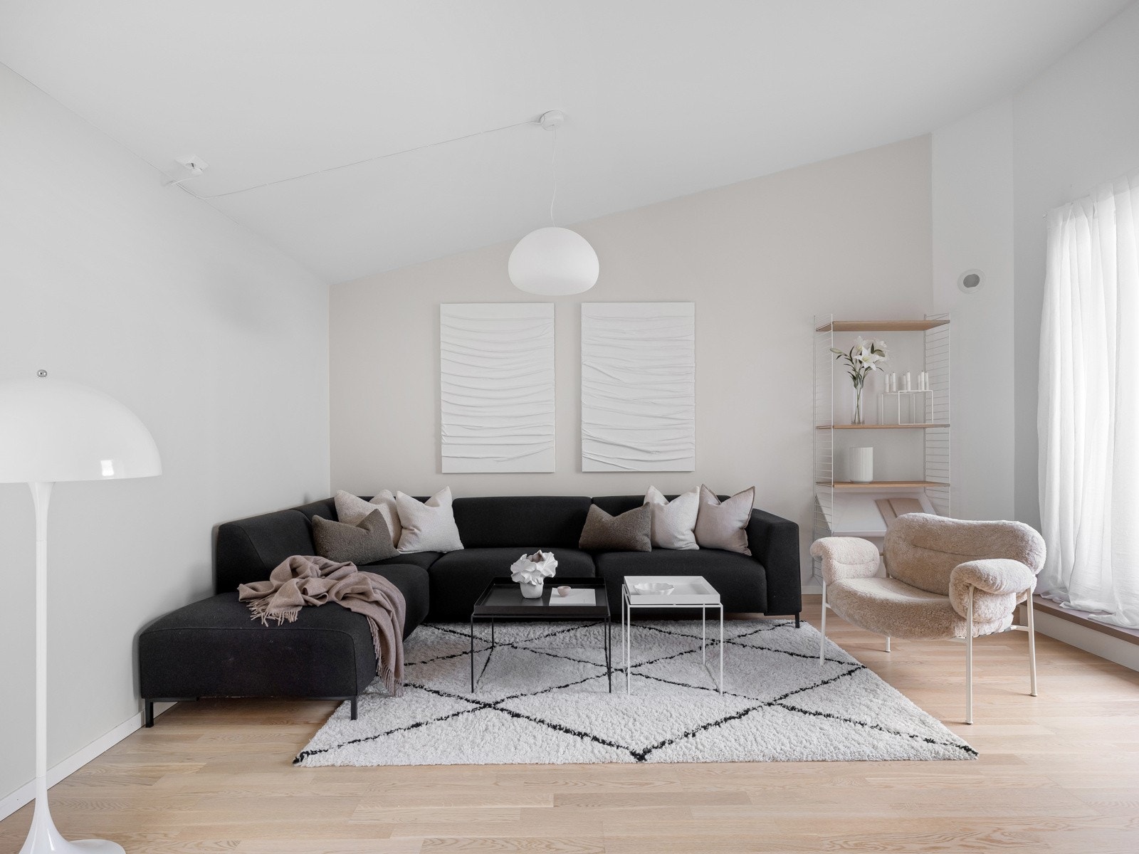 I tredje etasje har boligen en romslig stue. Galleribilde