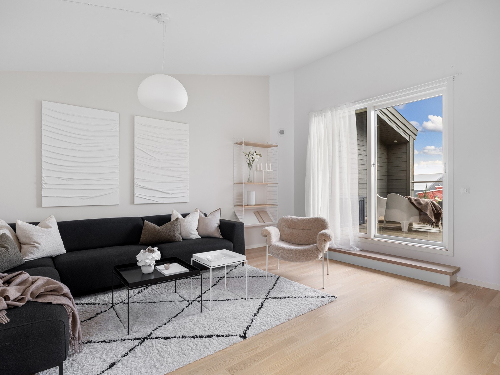 Rommet har parkett på gulv, lysmalte veggflater, listefri overgang til himling og ekstra takhøyde. Galleribilde