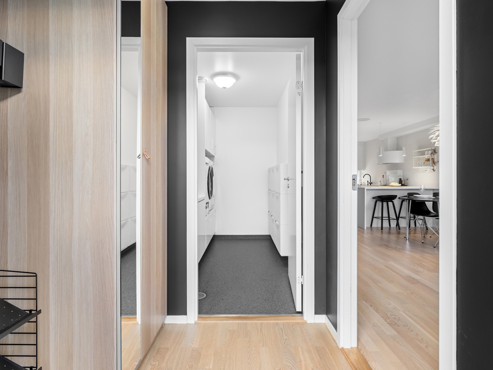 Entréen gir et godt førsteinntrykk med lyse overflater og en romslig utforming. Her er det godt med plass til å henge fra seg yttertøy og sette fra seg sko. Galleribilde