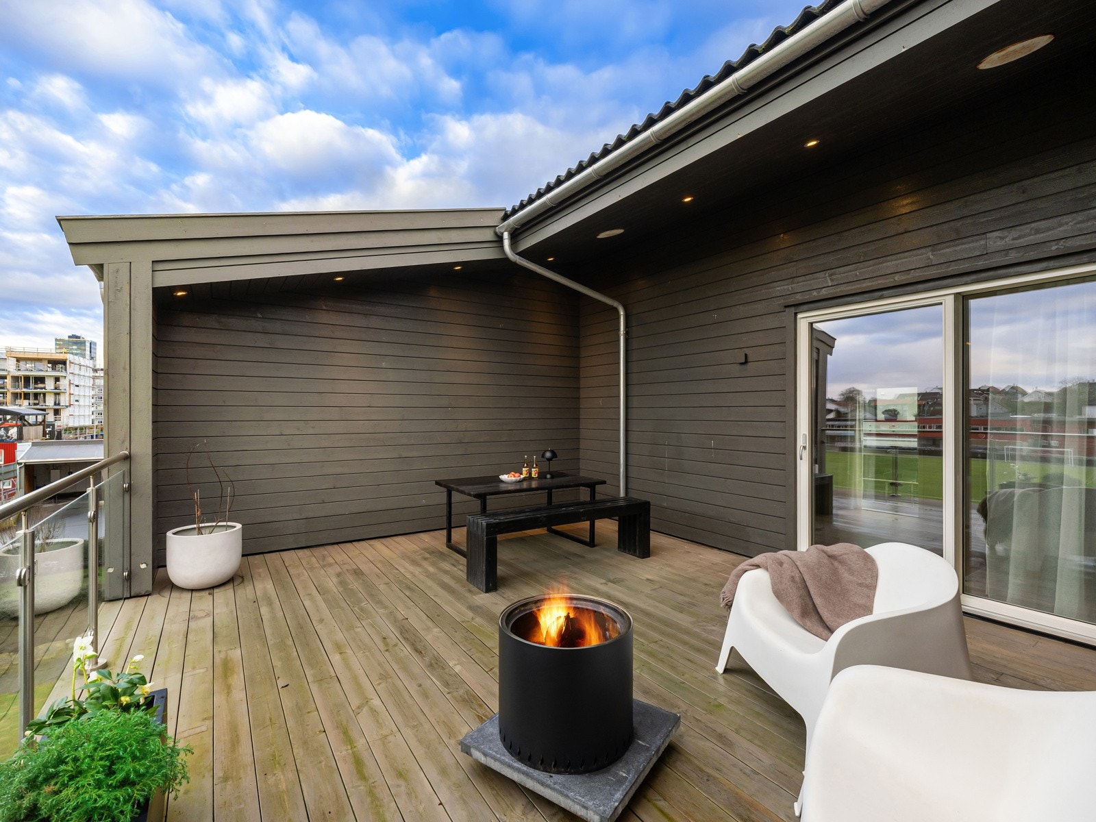 Terrassens størrelse gir rom for å møblere i flere soner. Galleribilde