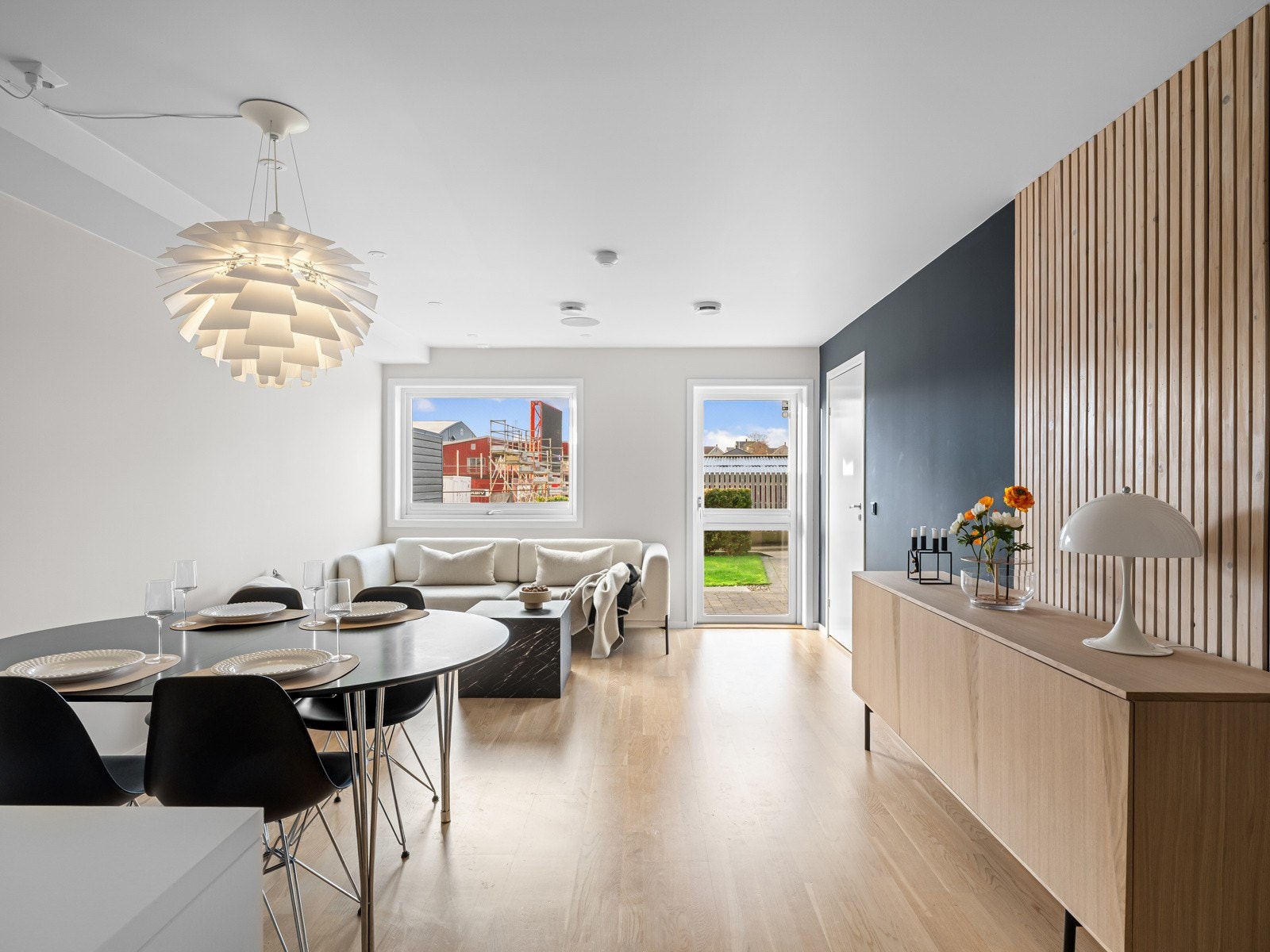 Rommet har store vindusflater som slipper inn rikelig med naturlig lys. Galleribilde