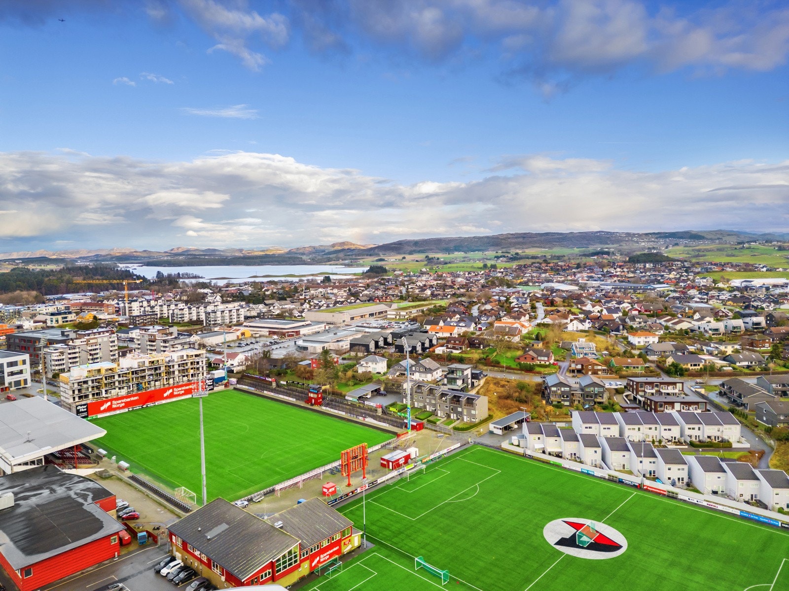 Fra eiendommen er der kort vei til flotte tur- og rekreasjonsområder som kan benyttes gjennom hele året. Blant annet er det gangavstand til Sandtangen, like ved Frøylandsvatnet. Galleribilde