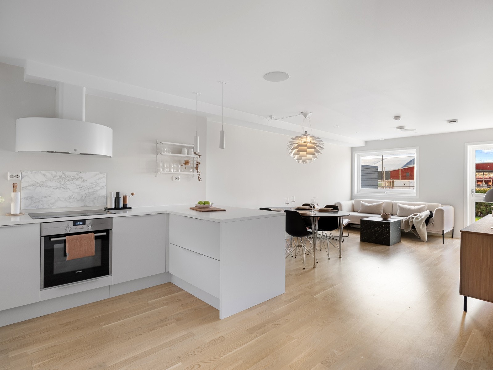 Stuen og kjøkkenet ligger i en åpen løsning. Galleribilde