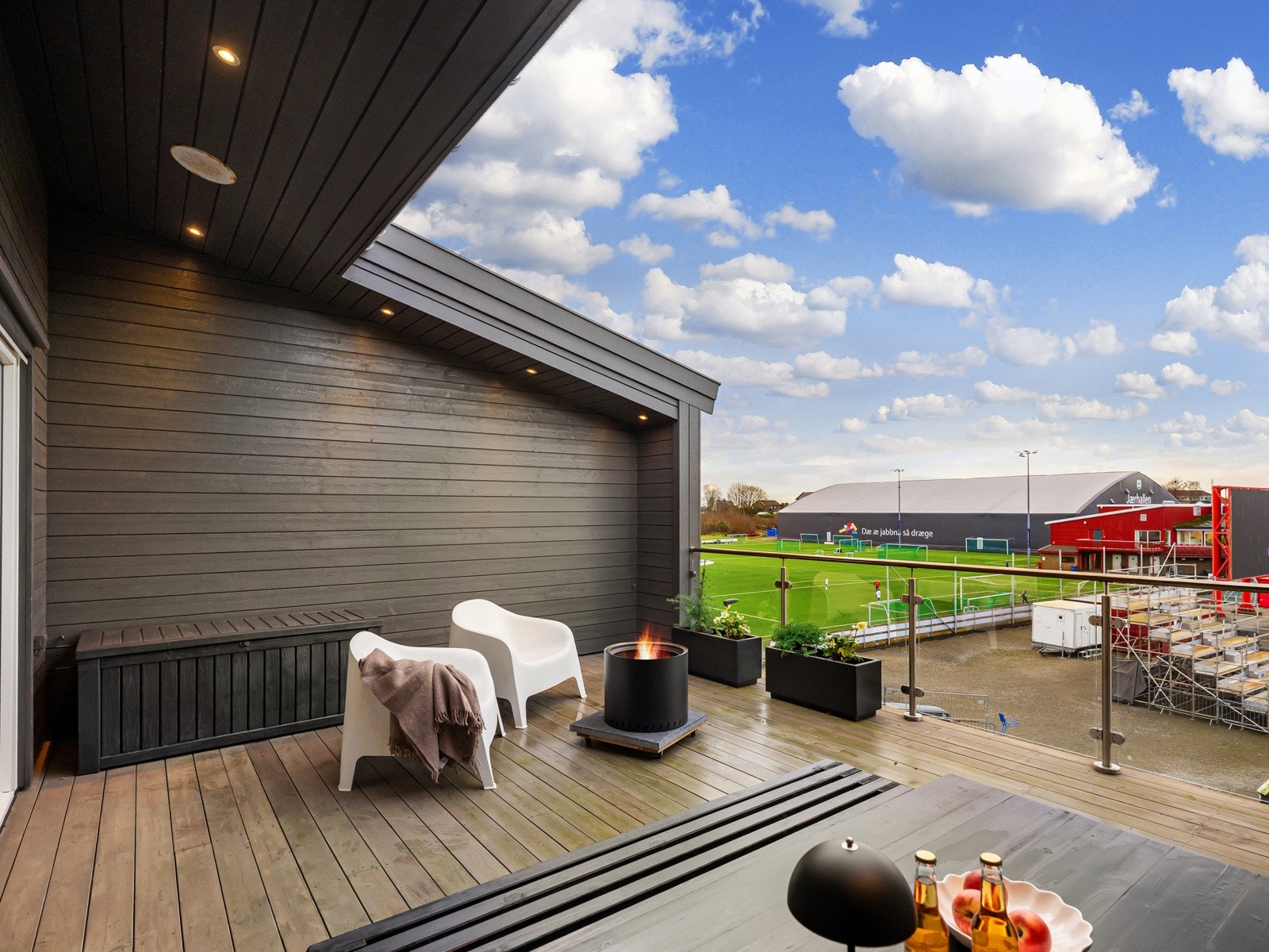 Glassrekkverk gjør at utsikten også kan nytes fra stuen. Galleribilde