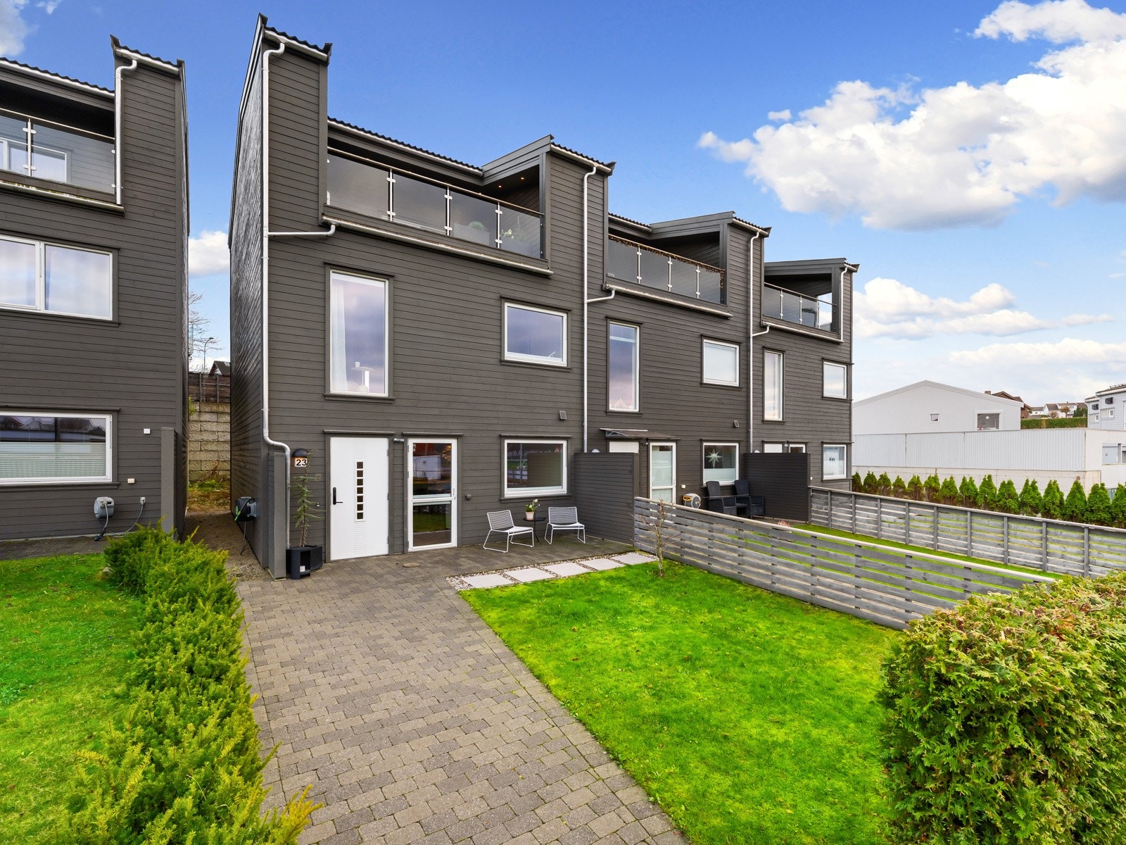 Tomten er opparbeidet med belegningsstein opp til inngangsdøren. Galleribilde