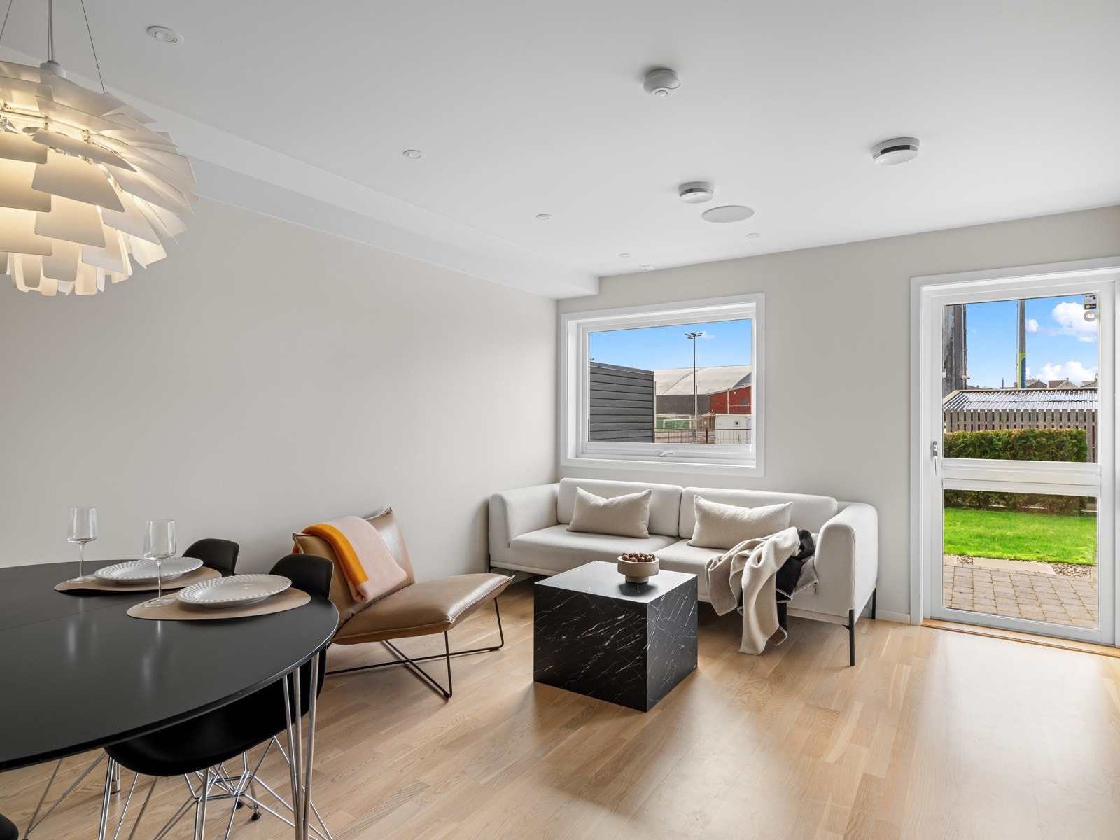 Det er god plass til å innrede med flere soner - med for eksempel en komfortabel sofagruppe og spisebord. Galleribilde