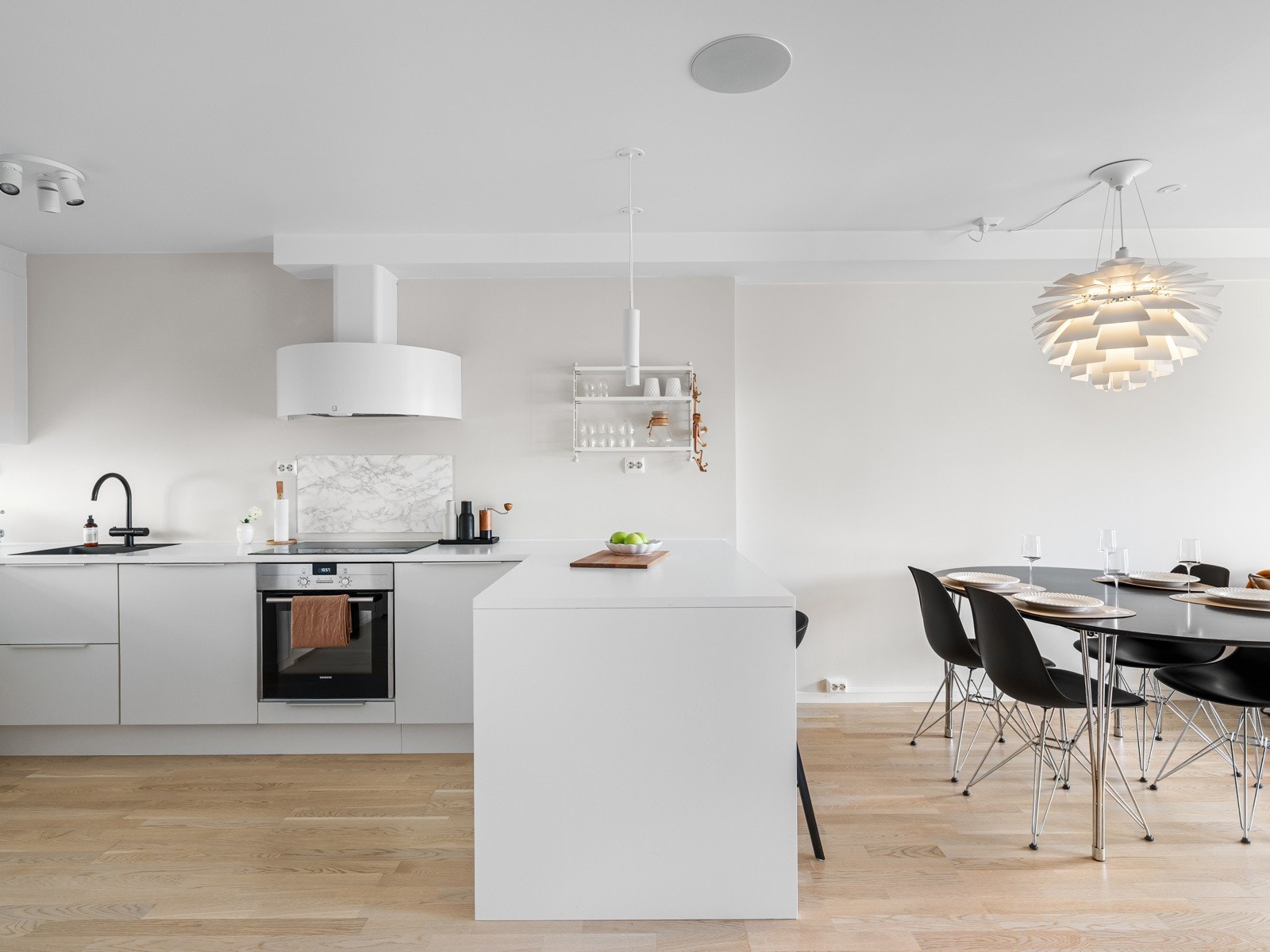 Boligen har et stilrent og funksjonelt kjøkken med moderne innredning. Galleribilde