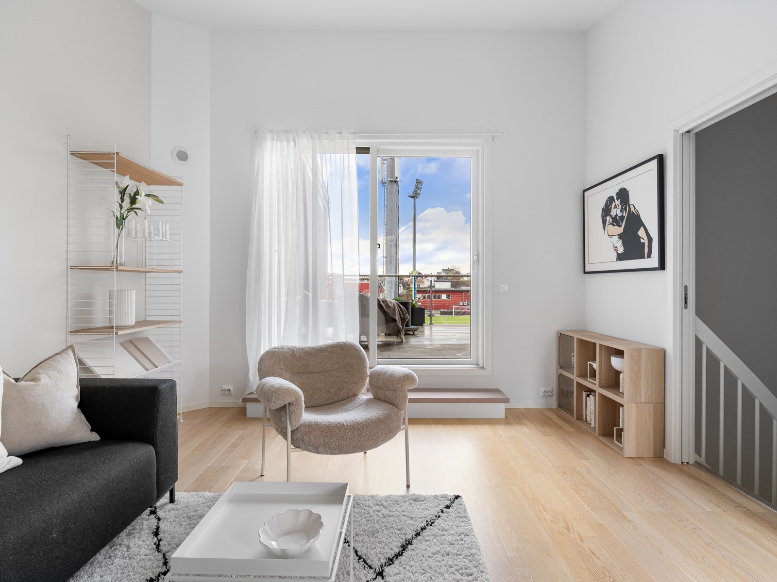 Fra tv-stuen er det utgang til boligens takterrasse. Galleribilde