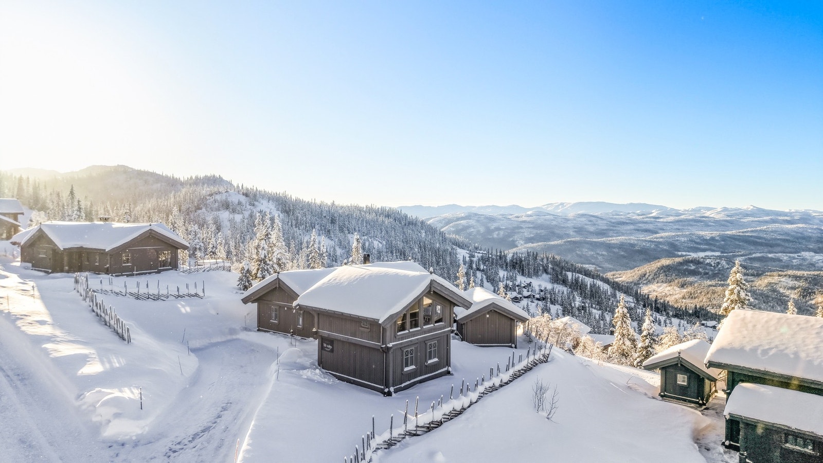 Majestetisk utsikt utover Tuddal og fjellene omkring Galleribilde