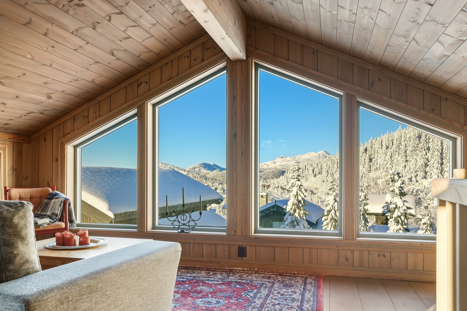 Andre etasje i stabburet har store vinduer og nydelig utsikt! Du ser Gaustatoppen i midten av bildet. Galleribilde