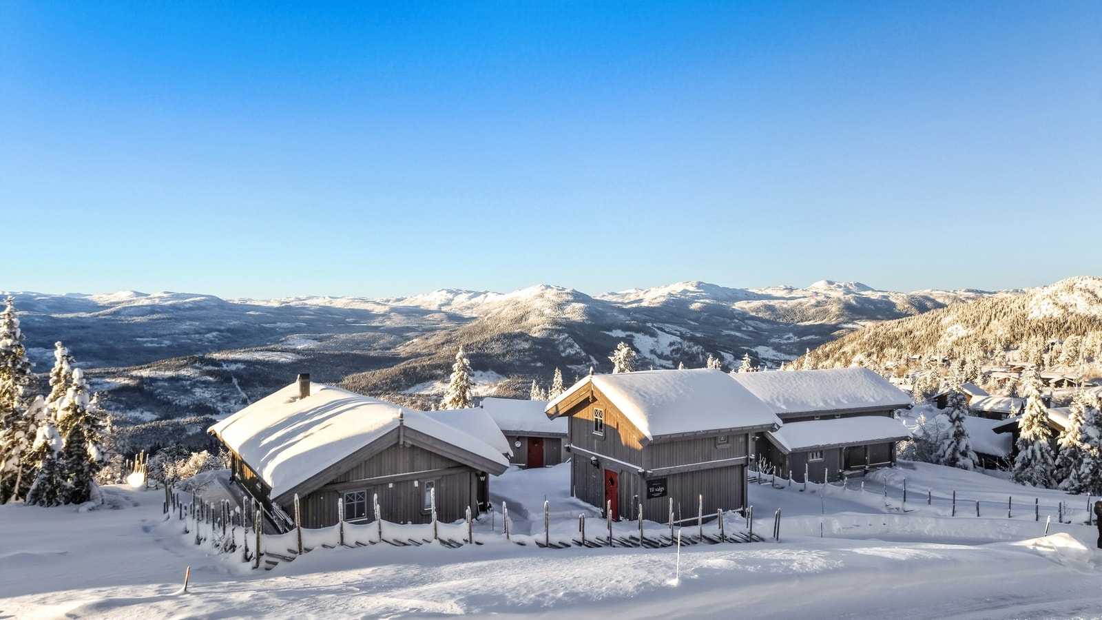 Et unikt hyttetun på toppen av feltet. Fantastiske utsiktsforhold! Galleribilde