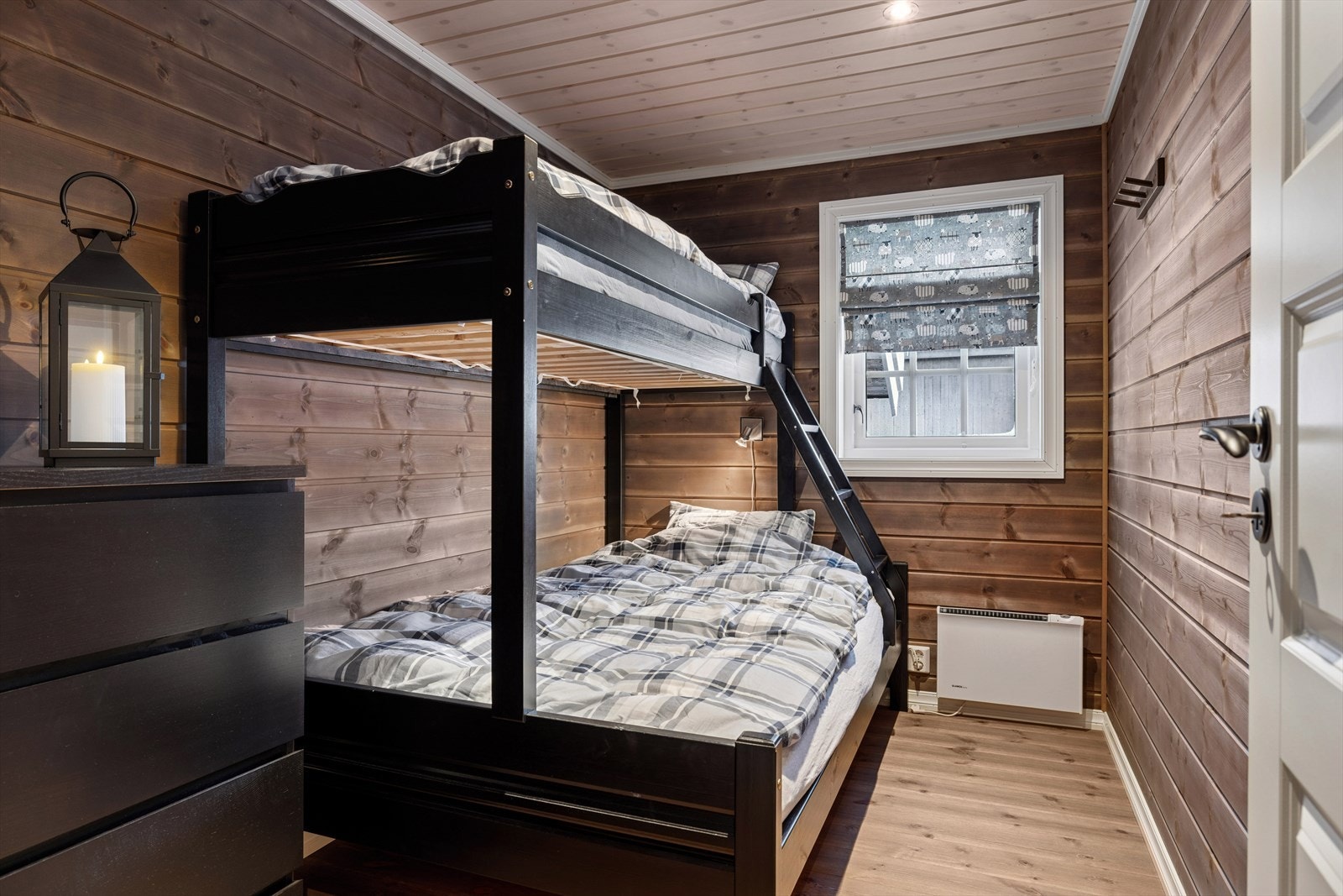 Soverom to - et praktisk ekstra soverom med plass til køyeseng, perfekt for gjester. Galleribilde