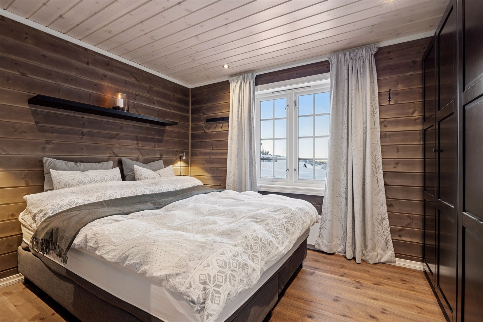 Soverommet har dobbeltseng, garderobeskap og god plass til klær og eiendeler. Med gjennomtenkt garderobeløsning kan du oppbevare alt du trenger på hytta, slik at du slipper å pakke frem og tilbake for hver tur. Galleribilde