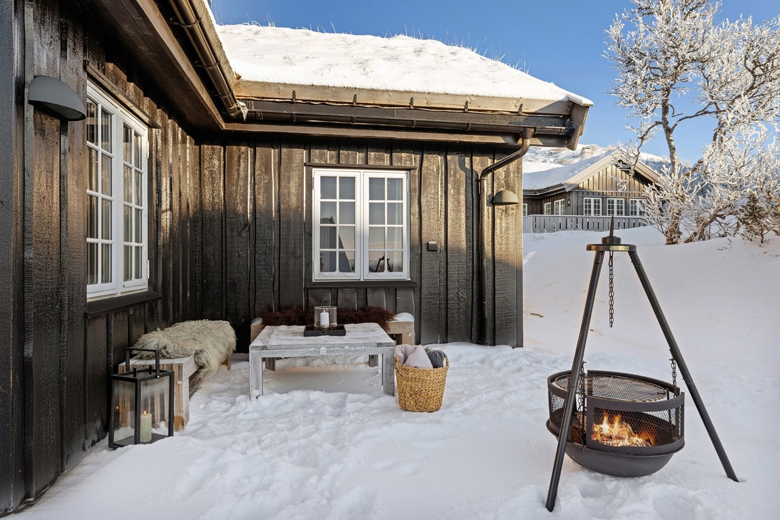 En koselig uteplass perfekt for samvær rundt bålpanna, perfekt plass til grilling av pølser og hyggelige stunder ute. Galleribilde