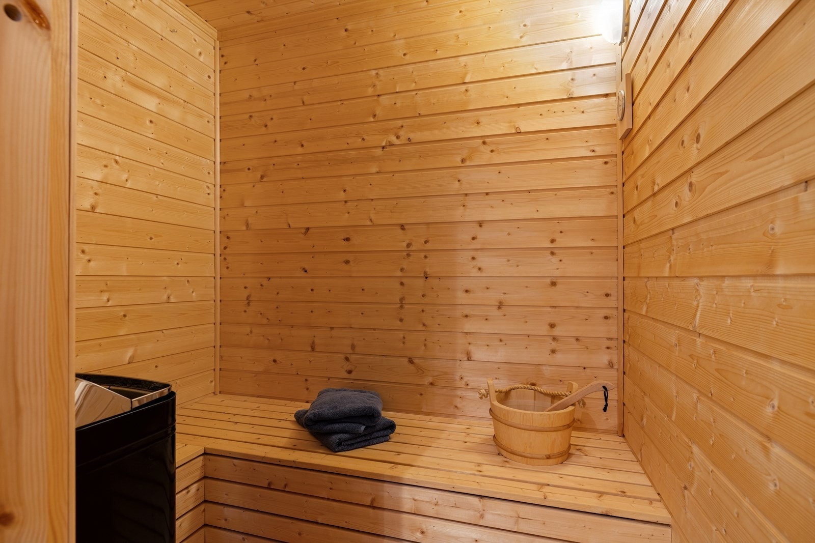 I tilknytning til badet ligger hyttas egen badstue - et perfekt sted å varme seg etter en dag ute. Galleribilde