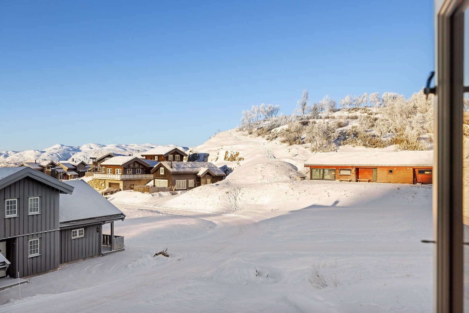 Den flotte utsikten gir en helt egen følelse av nærhet til naturen og skaper en luftig og åpen stemning. Sammen med gode solforhold gjør dette uteplassen og oppholdsrommene ekstra innbydende gjennom hele dagen. Galleribilde