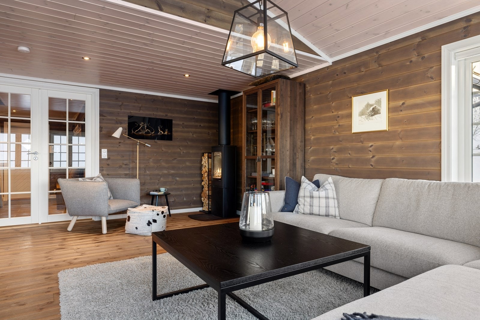 Det er svært gode møbleringsmuligheter med plass til både sofagruppe, lesekrok og spiseplass dersom ønskelig. Galleribilde