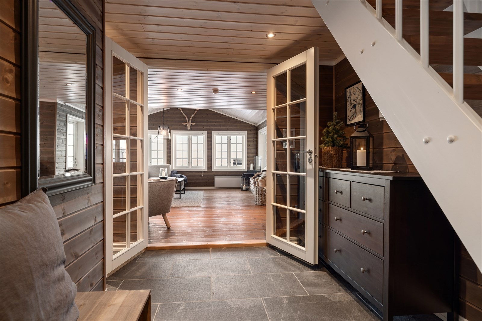 Fra entréen er det videre adkomst til øvrige rom. Galleribilde