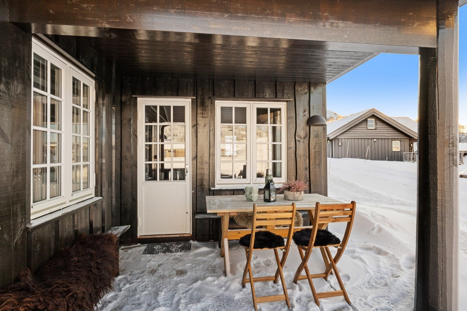 Fra stuen er det utgang til en solrik terrasse. Galleribilde