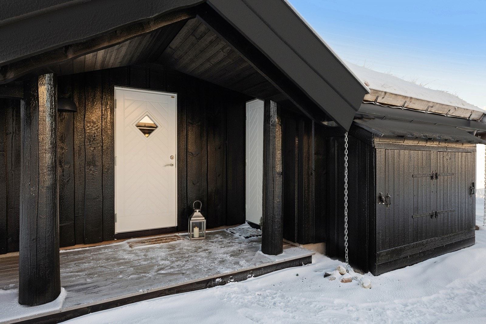 Praktisk og overbygd inngangsparti med sportsbod. - Et innbydende og værbeskyttet inngangsparti med tilknyttet sportsbod, som gjør ankomst til hytta både enkel og praktisk - perfekt for oppbevaring av ski, utstyr og annet som trengs på hytta. Galleribilde