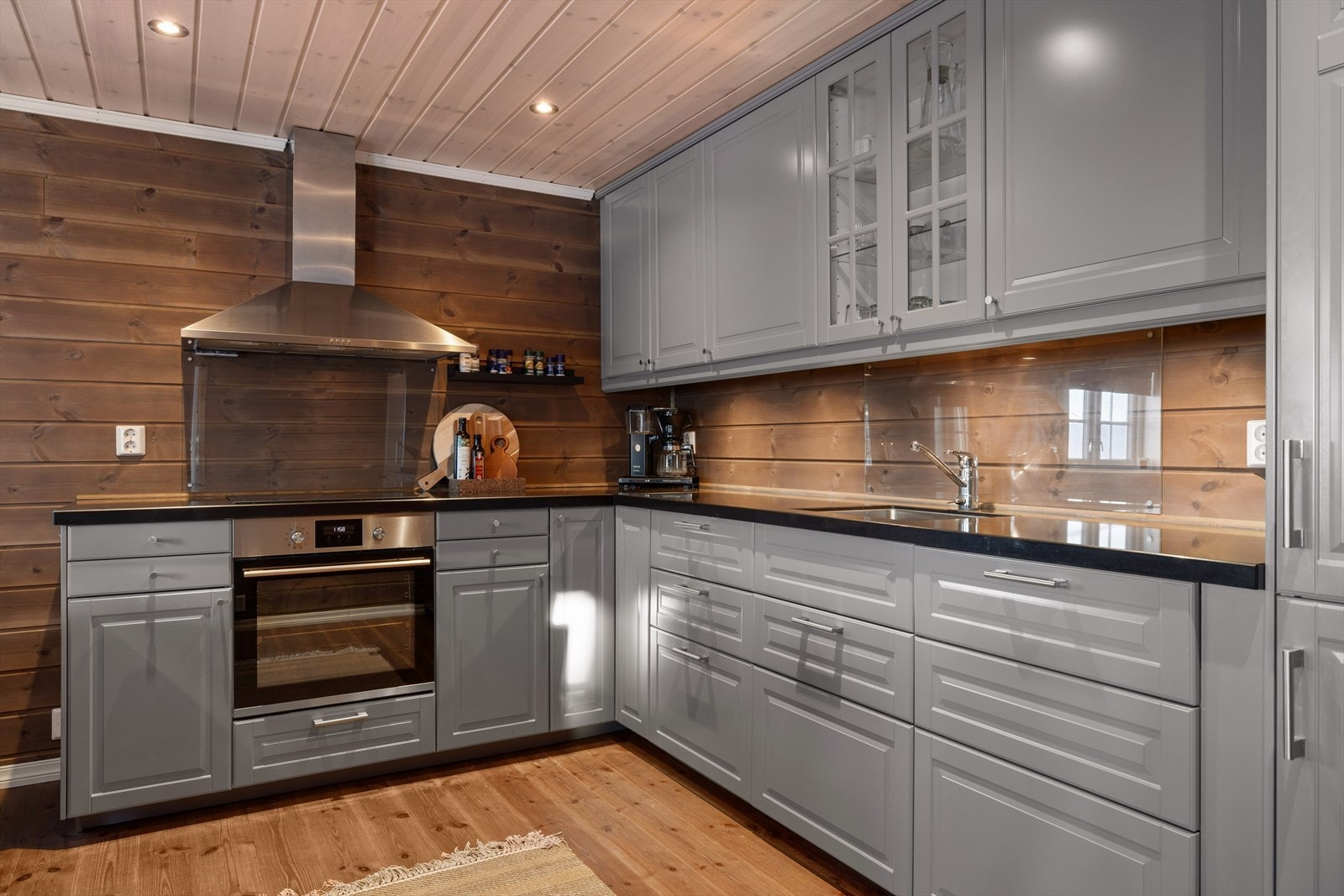 Velutstyrt kjøkken med profilerte fronter, laminert benkeplate og god lagringsplass i både over- og underskap. Galleribilde