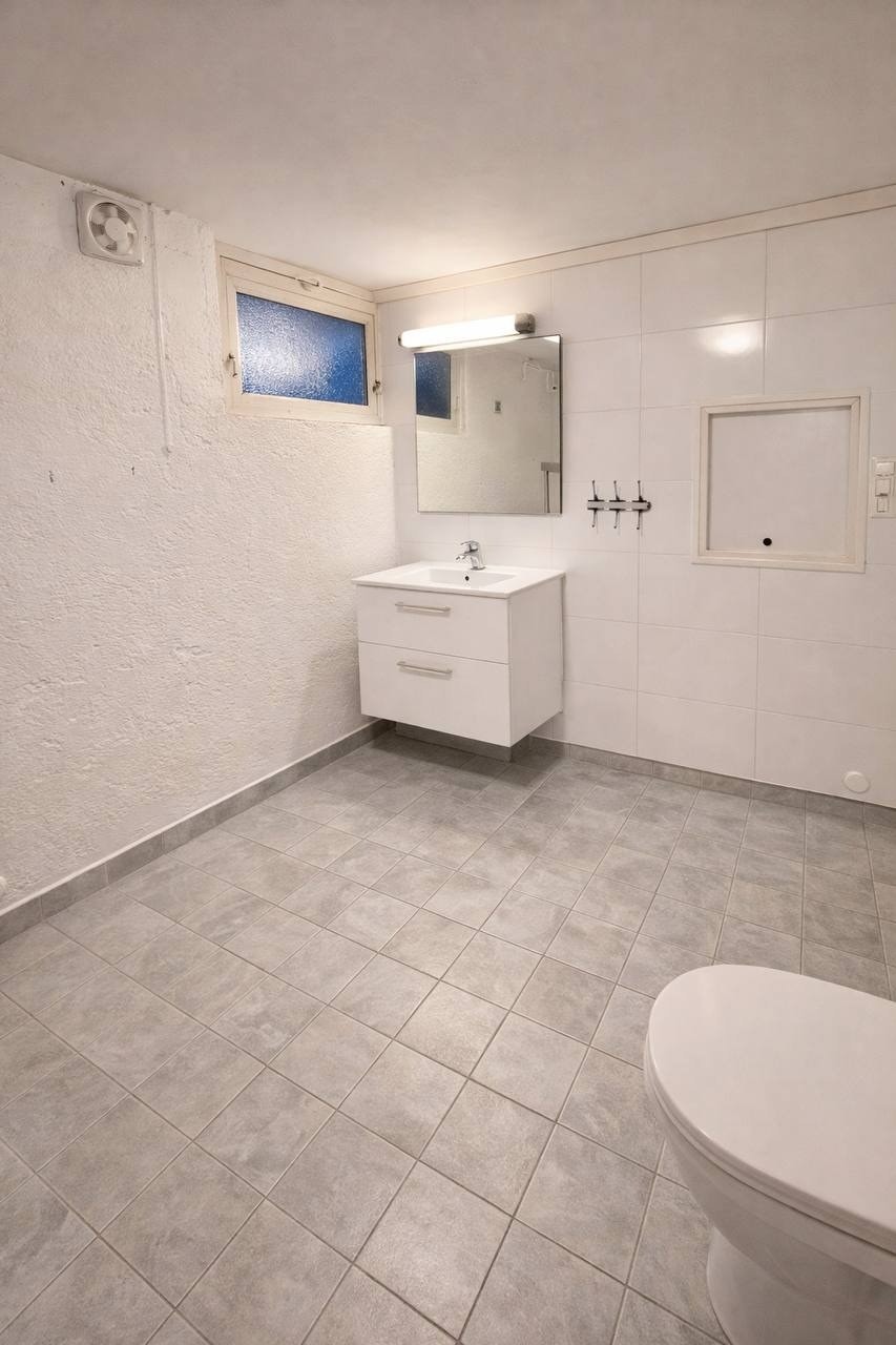 Bad (servant)
Moderne servant med speil og oppbevaringsplass. Galleribilde