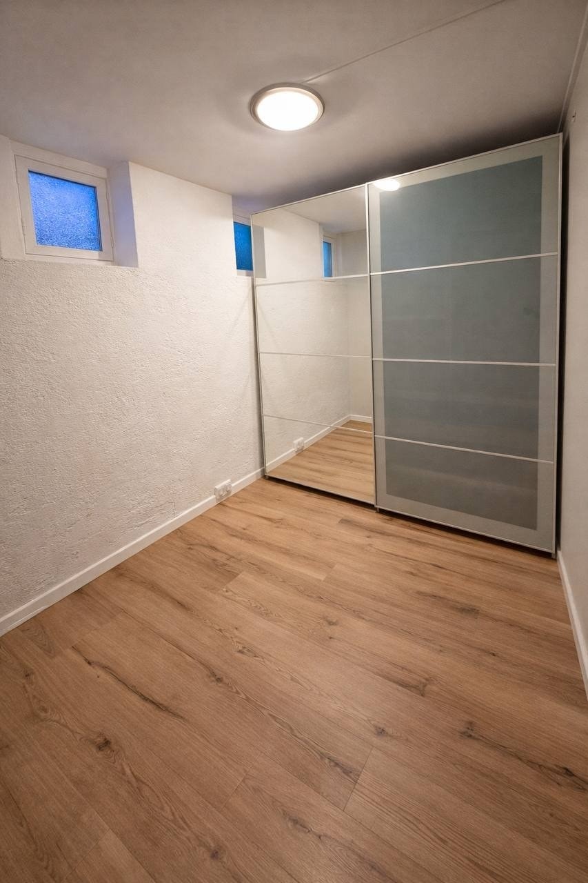 Soverom med skyvedørsgarderobe og plass til seng. Galleribilde