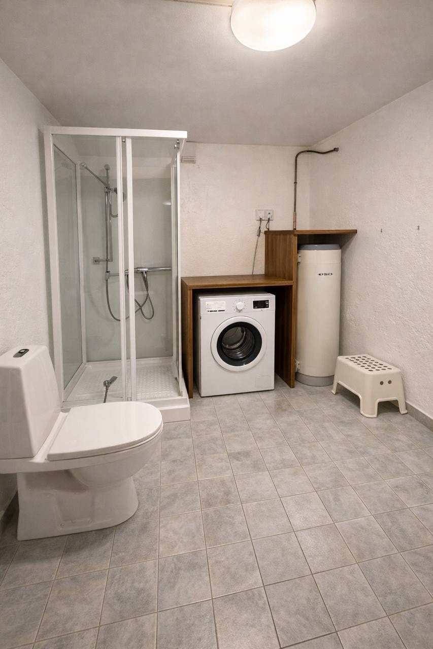 Bad/vaskerom
Flislagt bad med dusj, WC og vaskemaskin. Galleribilde