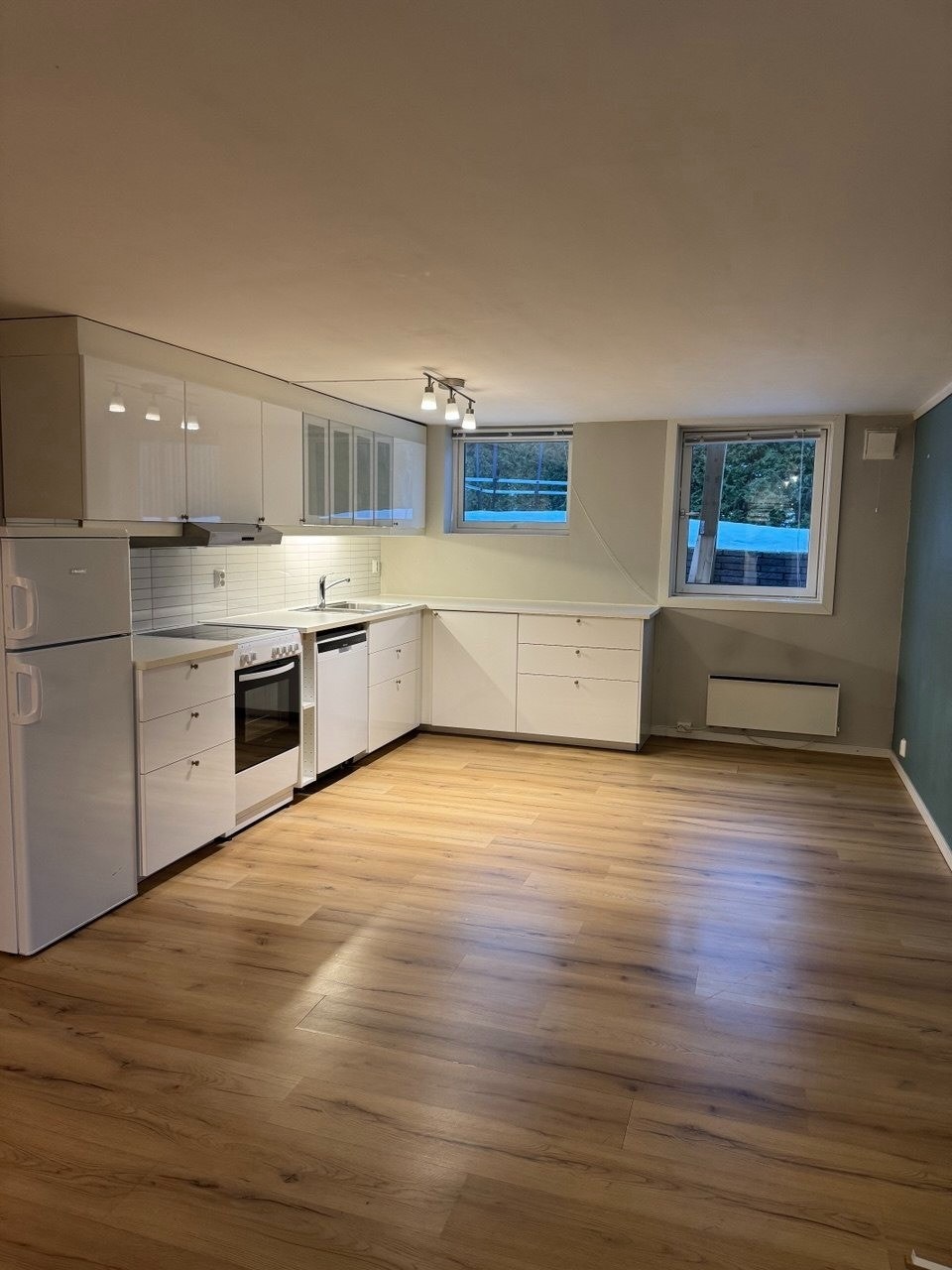 Stue/kjøkken (motsatt vinkel)
Åpen og funksjonell løsning med god plass til både sofa- og spiseområde. Galleribilde