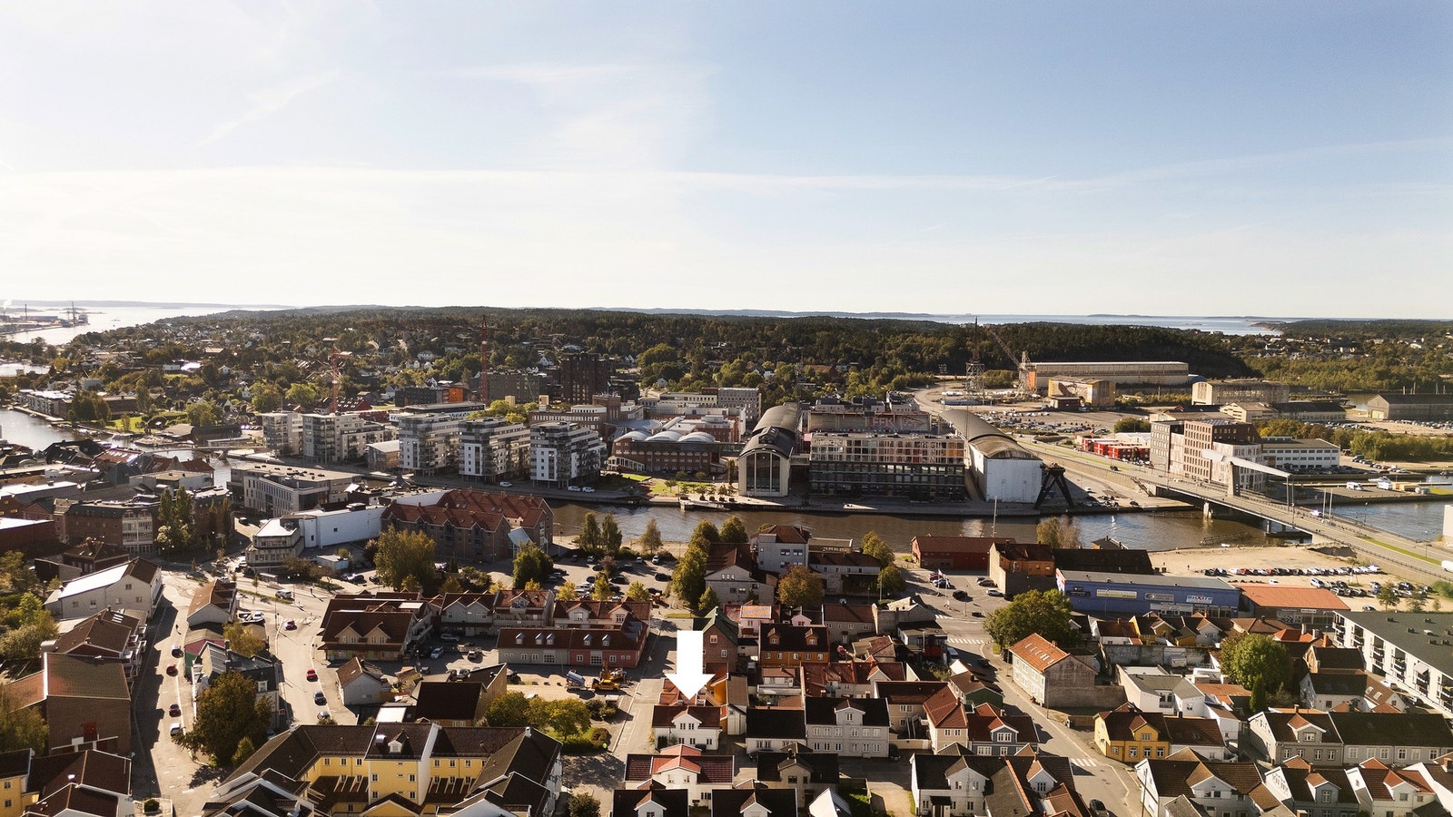 Eiendommen har en sentrumsnær beliggenhet, men likevel noe tilbaketrukket fra bykjernen. Galleribilde