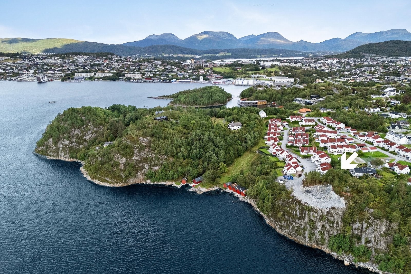 Tomten ligger meget fint til på en høyde med sørvestvendt orientering. Her får man fantastisik utsikt over fjord og fjell. Galleribilde