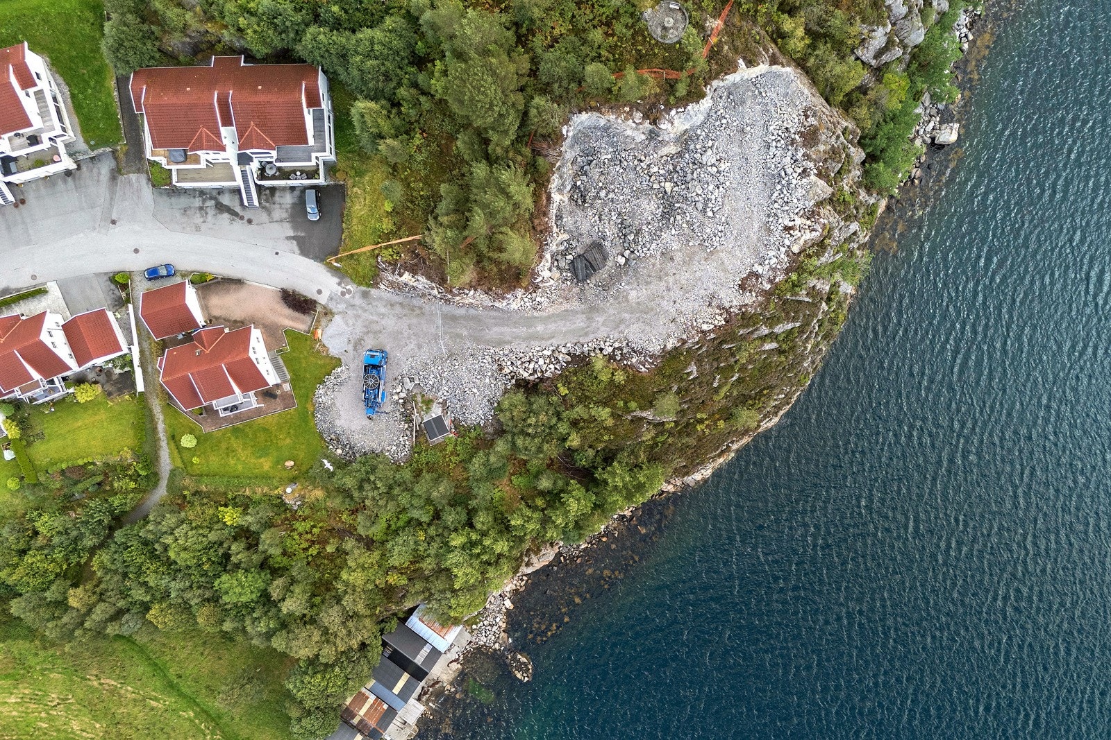 Tomten er beliggende mellom den utgravde tomten og og tomannsboligen øverst til venstre. Galleribilde